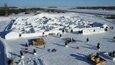 FOTO: Jelajah Labirin Salju Terbesar di Dunia Labirin salju yang terletak di A Maze In Corn di Saint Adolphe, Manitoba mencatat rekor dunia untuk labirin salju terbesar di dunia.