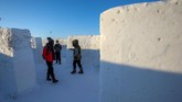 FOTO: Jelajah Labirin Salju Terbesar di Dunia Labirin salju yang terletak di A Maze In Corn di Saint Adolphe, Manitoba mencatat rekor dunia untuk labirin salju terbesar di dunia.