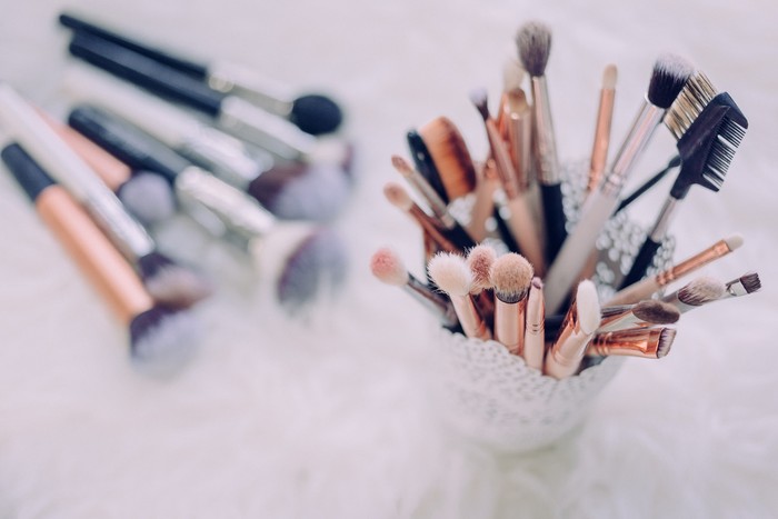 cara tepat membersihkan kuas makeup agar kulitmu tetap sehat dan riasanmu makin flawless