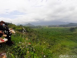 Melihat Ritual Tabur Bunga 16 Tahun Tragedi Longsor Sampah di Cimahi