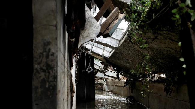 FOTO: Longsor Timpa Rumah Warga di Kemang Jakarta Selatan