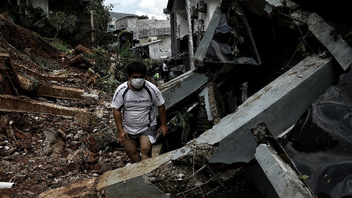 FOTO: Longsor Timpa Rumah Warga di Kemang Jakarta Selatan