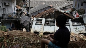 FOTO: Longsor Timpa Rumah Warga di Kemang Jakarta Selatan
