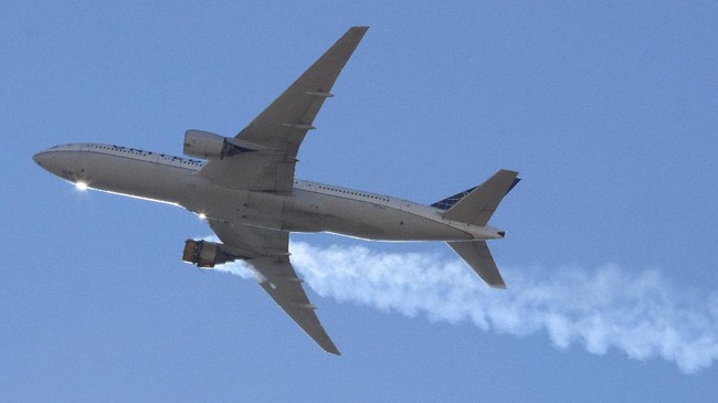 Maskapai United Airlines menghentikan sementara penerbangan 24 armada pesawat Boeing 777 setelah mendarat darurat akibat kerusakan mesin pada Sabtu (20/2).