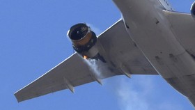 Reaksi Penumpang saat Mesin United Airlines Meledak di Udara