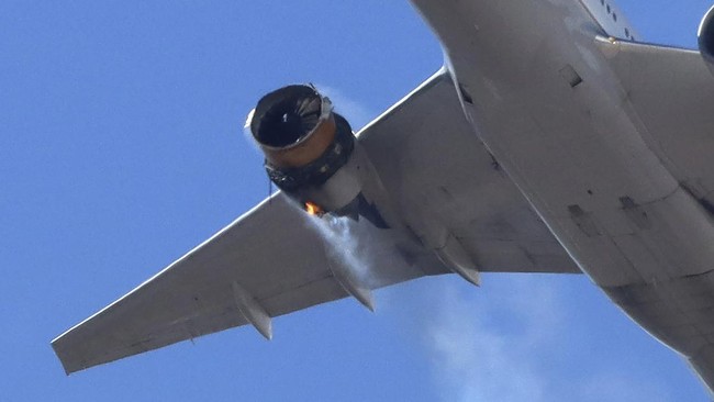 Ledakan keras terjadi tepat setelah pesawat United Airlines Flight 328 lepas landas dari Bandara Internasional Denver, Amerika Serikat.
