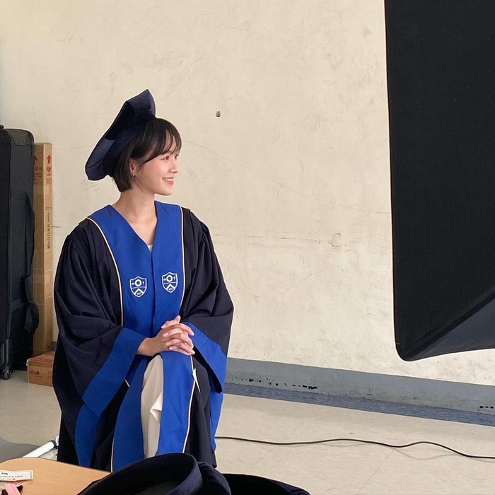 Tahun 2020 lalu, Park Gyu Young baru saja lulus dari Universitas Yonsei, yang merupakan salah satu universitas tertua di Korea Selatan. Park Gyu Young tampil cantik, dengan menggunakan baju wisuda berwarna hitam dan biru. (Foto: Instagram.com/lavieenbluu)