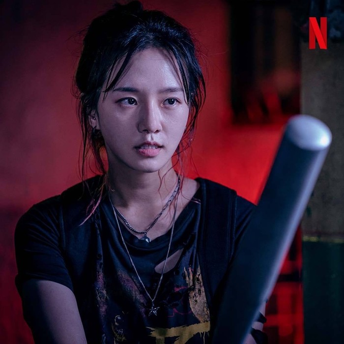 Namanya semakin melejit, berkat perannya yang badass dalam drama Sweet Home. Ia berperan sebagai gadis pemain bass yang berani dan berpenampilan nyentrik. Ia melawan monster bersama penghuni apartemen Green Home lainnya. (Foto: Instagram.com/netflixkr)