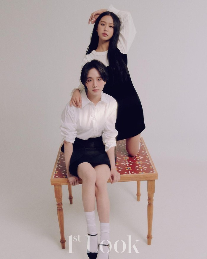 Berkat serial Sweet Home, Park Gyu Young menjadi dekat dengan Go Min Si, salah satu lawan mainnya di drama Sweet Home. Keduanya pun tampak kompak dalam pemotretan majalah 1st Look. (Foto: Instagram.com/lavieenbluu/1stlook)