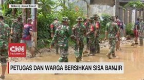 VIDEO: Petugas dan Warga Bersihkan SIsa Banjir