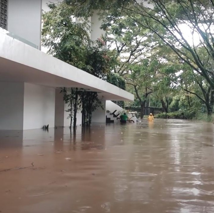 <p>Irish Bella mengaku jika hujan deras mulai turun sejak pukul 11 malam, kemudian disusul dengan datangnya banjir pada pukul 1 malam. (Foto: YouTube Aish TV)</p>