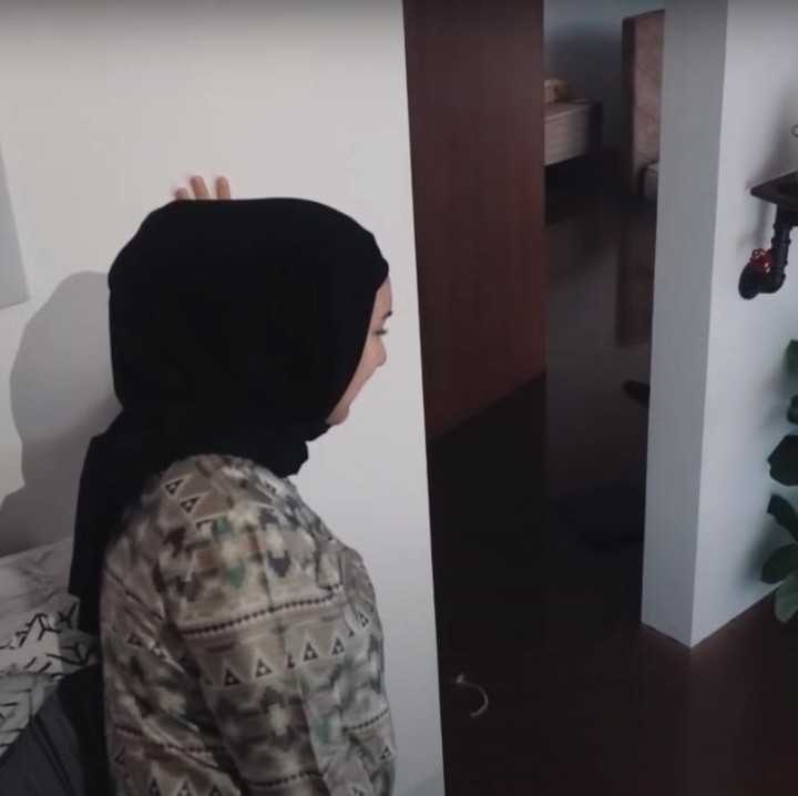 <p>Awalnya air yang menggenang hanya sampai mata kaki, namun beberapa jam kemudian air mulai naik hingga setinggi paha orang dewasa. (Foto: YouTube Aish TV)</p>