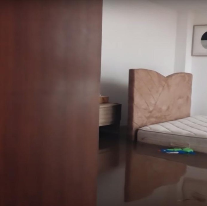 <p>Terlihat sebuah ranjang yang ada di lantai bawah rumah Irish Bella dan Ammar Zoni ikut terendam dengan air banjir. (Foto: YouTube Aish TV)</p>