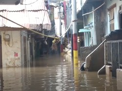 Sempat Surut, Banjir di Kebon Pala Jaktim Naik Lagi Sekitar 90 Cm
