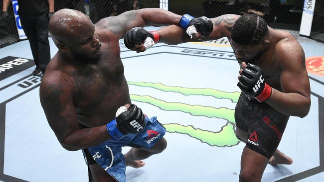 Face off atau tatap wajah di UFC 256 antara Derrick Lewis vs Ciryl Gane berlangsung panas dan harus dilerai bos UFC Dana White.