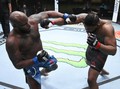 FOTO: Derrick Lewis Menang KO Hingga Lawan Pingsan di UFC