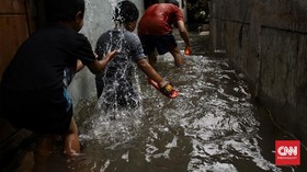 Warga Korban Banjir Cipinang Melayu Mengungsi ke Kampus