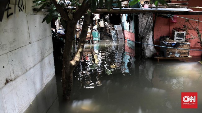 Banjir masih menggenangi jalan Kemang Selatan RT 3/RW 2, Kelurahan Bangka, Kecamatan Mampang Prapatan dengan ketinggian banjir bervariasi mulai dari 30-60 cm.