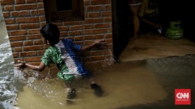 Anies Minta Awasi Anak saat Banjir: Itu Bukan Kolam Bermain