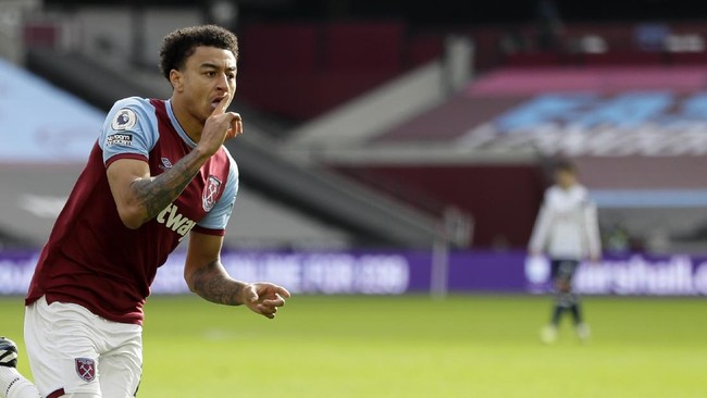 West Ham United sukses mengalahkan Tottenham Hotspur 2-1 pada lanjutan Liga Inggris di Stadion London, Minggu (21/2).