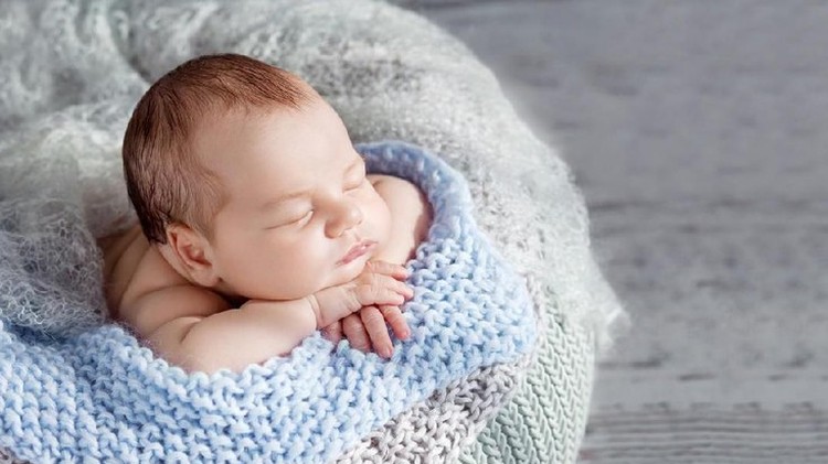 20 Inspirasi Nama Tengah Bayi Laki-laki yang Unik dan Menarik Mencari nama tengah untuk Si Kecil terkadang cukup menantang ya, Bunda. Nama bayi yang disematkan di tengah biasanya dicari yang tidak terlalu panjang.