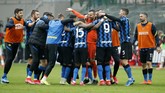 FOTO: Hajar Milan, Inter Mantap di Puncak Klasemen Inter Milan sukses melumat saudara sekotarnya AC Milan dengan skor mencolok, 3-0. Kemenangan yang membuat Nerazzurri mantap di puncak klasemen.