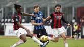 FOTO: Hajar Milan, Inter Mantap di Puncak Klasemen Inter Milan sukses melumat saudara sekotarnya AC Milan dengan skor mencolok, 3-0. Kemenangan yang membuat Nerazzurri mantap di puncak klasemen.