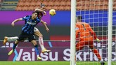 FOTO: Hajar Milan, Inter Mantap di Puncak Klasemen Inter Milan sukses melumat saudara sekotarnya AC Milan dengan skor mencolok, 3-0. Kemenangan yang membuat Nerazzurri mantap di puncak klasemen.