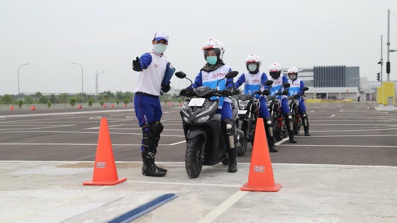 Sebagian orang berpikir, belajar naik motor bisa dilakukan dengan siapa saja dan di mana saja, asal bisa menyalakan dan mengendarainya tanpa jatuh.