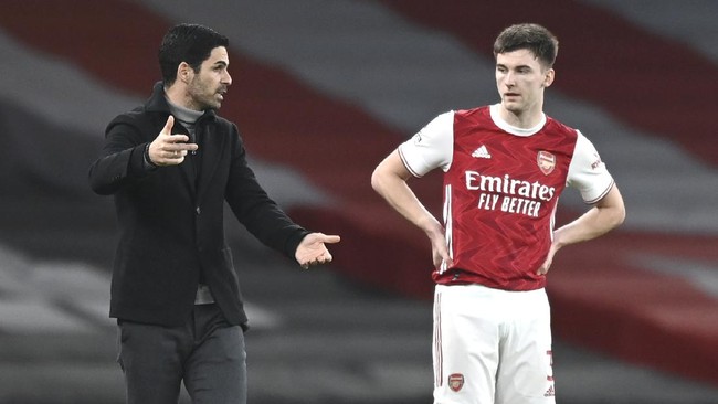 Arsenal dan Ajax Amsterdam dalam posisi terjepit pada perburuan gelar Liga Europa musim ini.