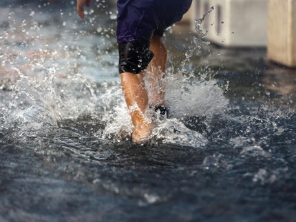 Duh Terenyuh! Bocah Main Piano Memuji Tuhan Meski Direndam Banjir