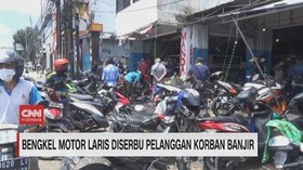 VIDEO: Bengkel Motor Laris Diserbu Pelanggan Korban Banjir