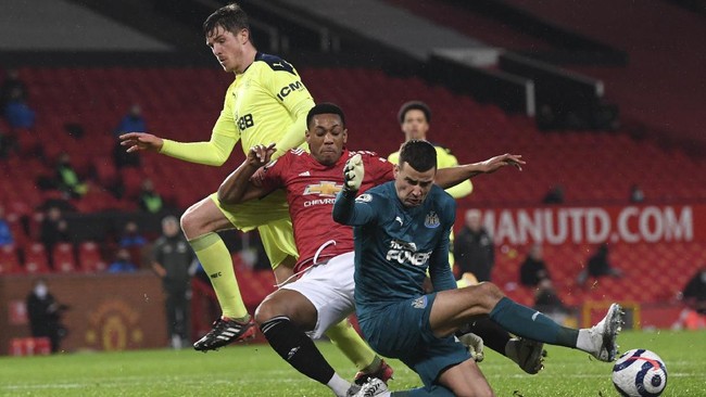 Penyerang Anthony Martial jadi kekesalan netizen usai Manchester United kalahkan Newcastle United 3-1, Senin (22/2) dini hari WIB.