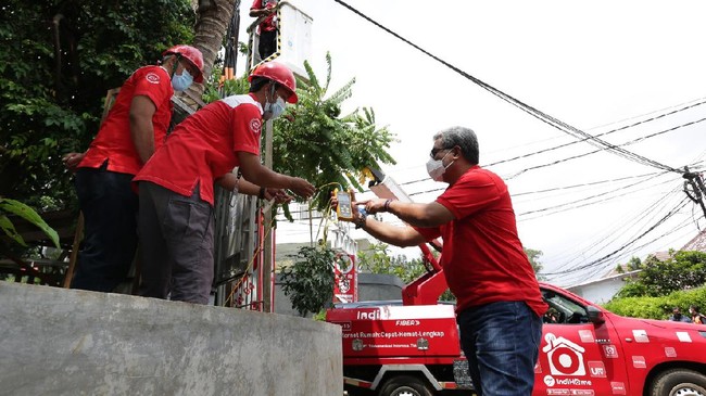 PT Telkom Indonesia menyiagakan tim operasional untuk memastikan layanan tetap berjalan normal saat banjir melanda Jakarta.