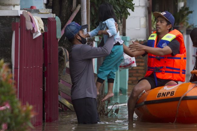 Banjir Karawang Meluas Merendam 33 Desa Di 15 Kecamatan