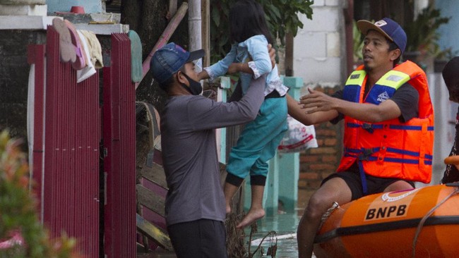 Satgas Covid-19 meminta Pemda tertib melakukan rapid test antigen Covid-19 ke pengungsi banjir antisipasi penularan di tengah risiko cuaca ekstrem dan bencana.