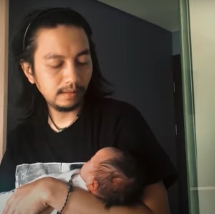 <p>Penulis dan penyanyi Fiersa Besari resmi menjadi ayah sejak Februari 2021. Kelahiran anaknya itu diungkap di Instagram-nya. Perjalanan menuju kelahiran sang putri menjadi perjuangan tersendiri bagi Fiersa dan istri. Pasalnya, sang istri sempat mengidap COVID-19 dan kesulitan untuk mencari rumah sakit.</p>