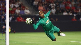 Momen Kocak Kiper Cadangan Man Utd Jadi Wasit Keempat