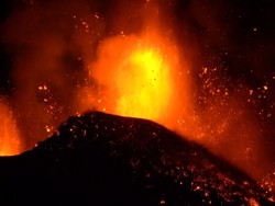 Panorama Dramatis Lava Pijar Erupsi Gunung Etna