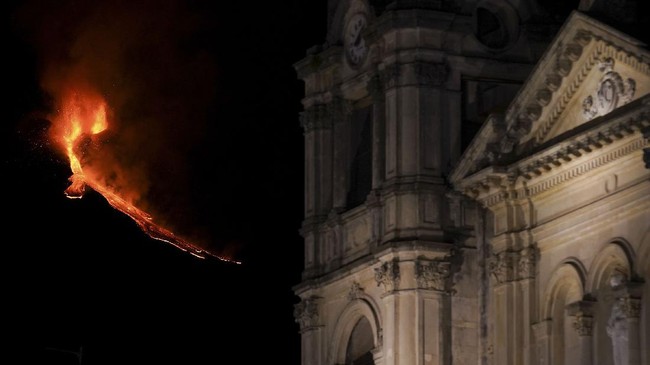 FOTO: Gunung Etna di Italia Erupsi Keempat dalam 4 Hari