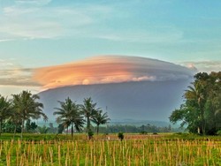 Mengenal Fenomena Gunung Bertopi