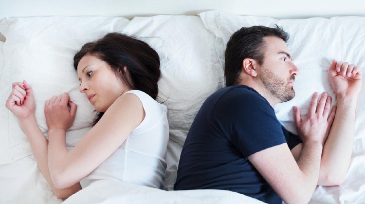 Ilustrasi Hilang Gairah Seks Sad and thoughtful couple after arguing lying in the bed