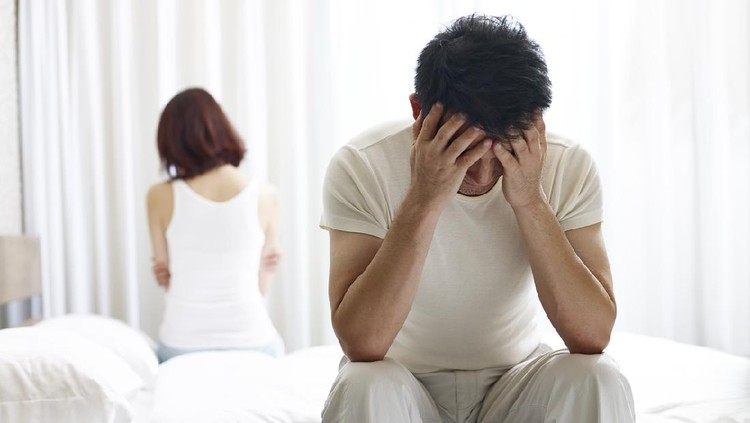 Ilustrasi Hilang Gairah Seks young asian couple with relationship problem appear depressed and frustrated.