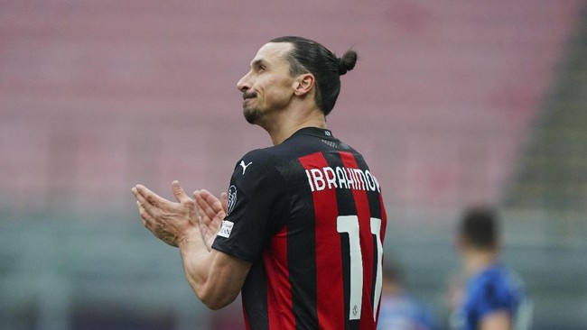 Striker Zlatan Ibrahimovic bertepuk tangan setelah penyerang Inter Milan, Romelu Lukaku membobol gawang AC Milan Derby Milan, Minggu (21/2).