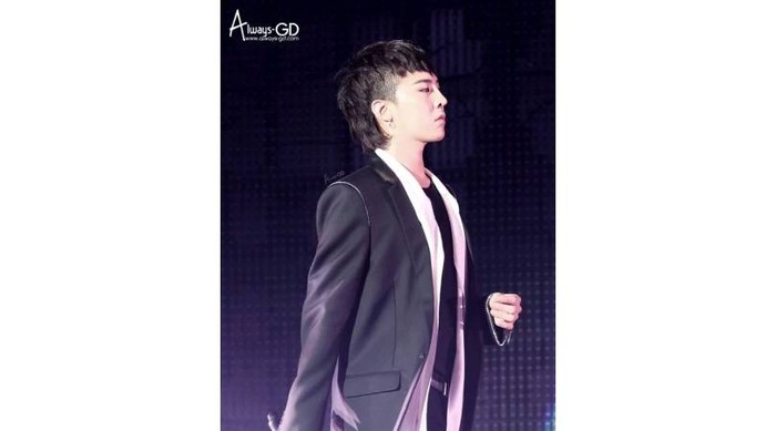 Bukan G-Dragon (GD) kalau tidak tampil kece dengan style nyentriknya. Bisa dibilang GD merupakan pelopor gaya rambut mullet di kalangan K-Pop idol / foto: always-gd.com