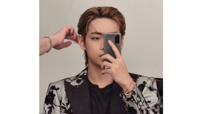 Last but not least, V BTS sempat menghebohkan dunia maya karena mengunggah foto dengan gaya rambut mullet-nya yang sedang ditata. Hmm, pantas saja para cewek kelepek-kelepek melihat V dengan gaya rambut ini! / foto: twitter.com/bts_twt