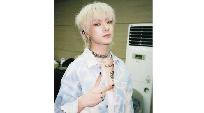 Hanse dari grup VICTON juga tampil tidak kalah kece dengan kombinasi rambut mullet, warna rambut blonde, mata tajam, dan kulit putih nya yang membuat ia terlihat seperti vampire / foto: instagram.com/victon1109