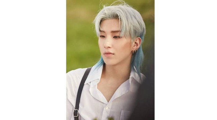 Punya style yang unik, gaya rambut mullet Joungup B.A.P dibuat ombre dengan sentuhan warna silver dan soft blue / foto: TSEntertainment