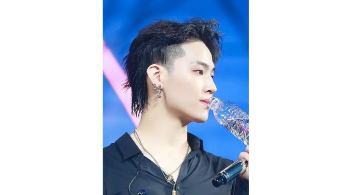 Siapa sangka kalau rambut mullet JB, leader dari grup GOT7 ini malah membuatnya makin terlihat manly dan cool, seperti karakter cowok bad boy di dalam drakor! / foto: loveinbeom