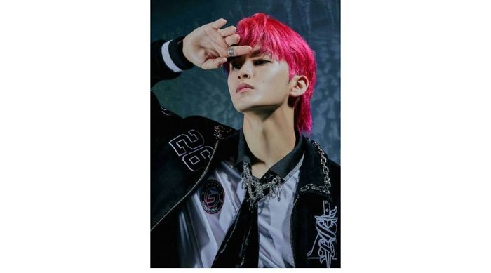 Rapper serba bisa andalan NCT dan SuperM, Mark, berani tampil beda tidak hanya dengan rambut mullet, tapi juga mewarnainya dengan warna merah terang! / foto: twitter.com/superm